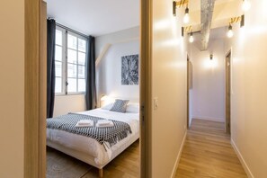 5 slaapkamers, een strijkplank/strijkijzer, reisbedje, wifi