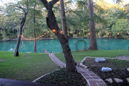 Gruene River Haven - High & Dry On The River