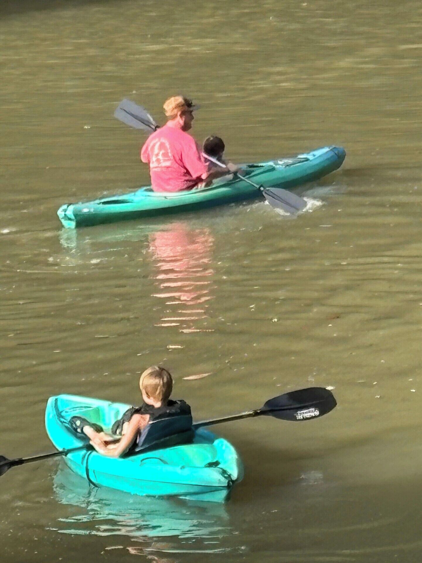 Deux kayaks sur une eau calme.