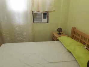 สแตนดาร์ดสตูดิโอ, เตียงเดี่ยวขนาดใหญ่ 1 เตียง (Aircon Room) | ห้องพักตกแต่งอย่างมีเอกลักษณ์, ตกแต่งพิเศษโดยเฉพาะ, ผ้าปูที่นอน