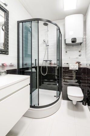 Deluxe Room | Bathroom | Shower, free toiletries, hair dryer, towels - Pietra Negra (Split)