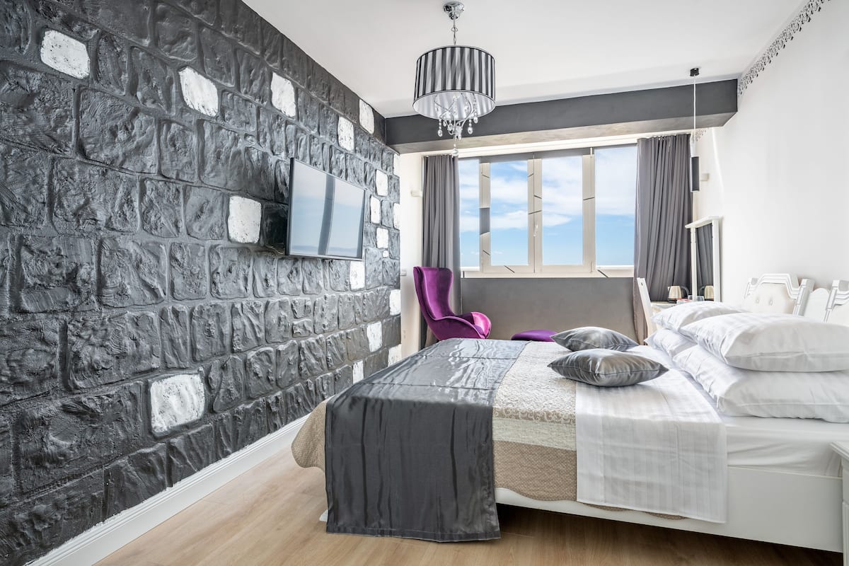 Peralatan tempat tidur premium, kalis bunyi, Wi-fi percuma, cadar katil