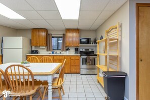 冷蔵庫、電子レンジ、オーブン、コンロ