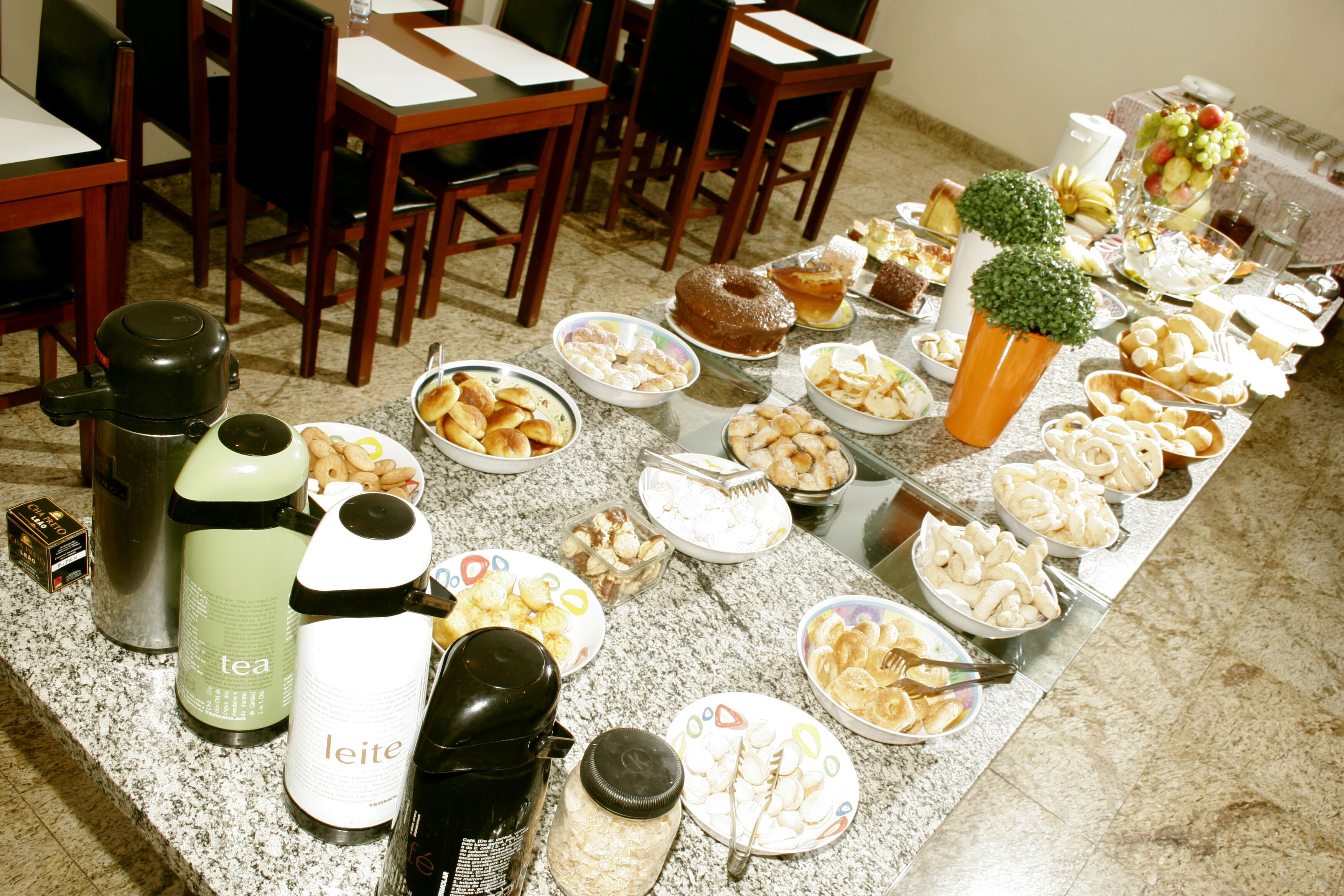 Café da manhã completo grátis todos os dias