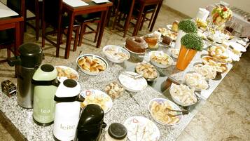 Café da manhã completo grátis todos os dias