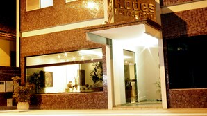 Un hotel con fachada de azulejos y un cartel que dice 'Rodales Palace Hotel'.