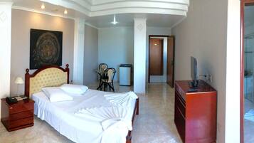 Family Studio Suite | Desk, laptop workspace, free WiFi, bed sheets