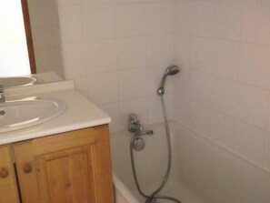 Bathroom - 300m from resort center, 5th floor, view mountain, balcony, tv, 40m², Orcières Merlette 1850 (Orcières)