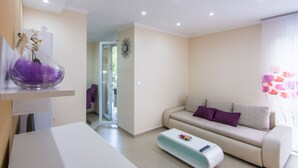A modern living room with a sofa, a coffee table, and a decorative vase. - Apartment Songbird (Biograd)