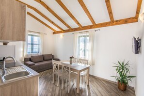 Apartment (A2) | Ruang tamu | TV