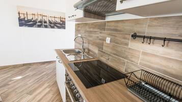 Apartment (A2) | Private kitchen | Stovetop, electric kettle