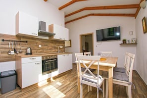 Apartment (A1) | Private kitchen | Fridge, stovetop, electric kettle, cookware/dishes/utensils - Apartments Tarragon (Tkon)