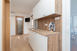 ครัวส่วนตัว | ตู้เย็น, เตาประกอบอาหาร, เครื่องล้างจาน, เครื่องครัว/จาน/ช้อนส้อม