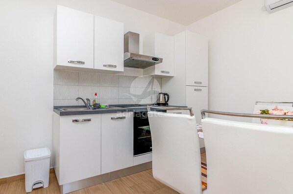 Apartment (A1) | Private kitchen | Fridge, oven, stovetop, dishwasher - Apartment Lea (Biograd na Moru)