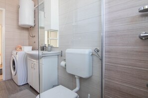 Apartemen (A1) | Kamar mandi | Perlengkapan mandi gratis