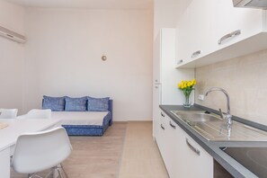 専用キッチン | 冷蔵庫、オーブン、コンロ、調理器具と食器