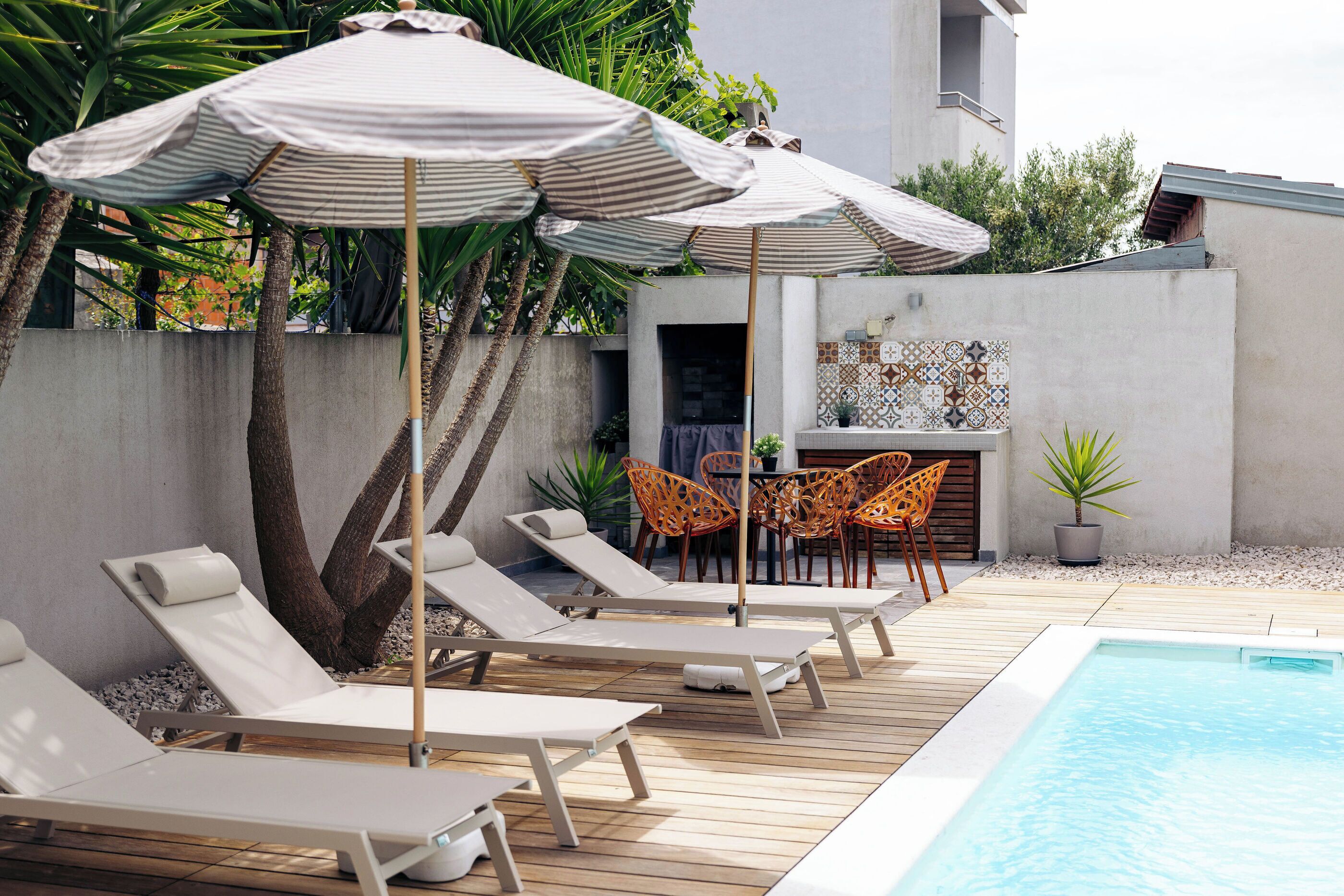 Una piscina al aire libre