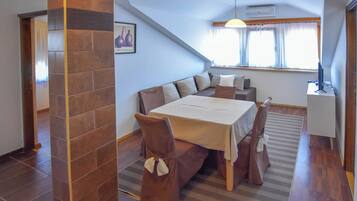 Apartment (A2) | Private kitchen | Fridge, stovetop, cookware/dishes/utensils, freezer