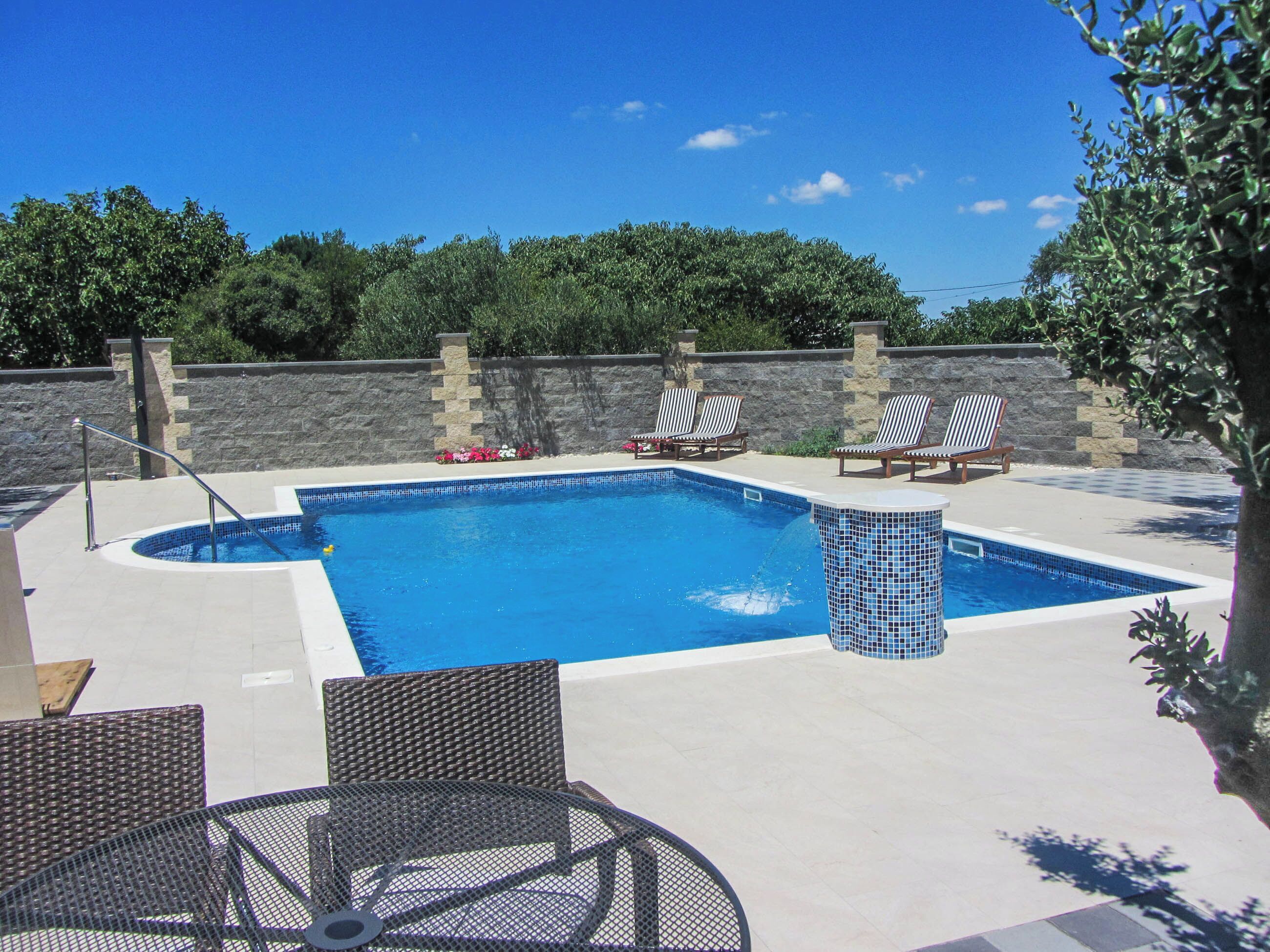 حمّام سباحة خارجي