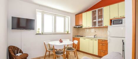 Apartment (A1) | Private kitchen | Fridge, stovetop, cookware/dishes/utensils