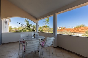 Outdoor dining - Apartments Svarog (Biograd)