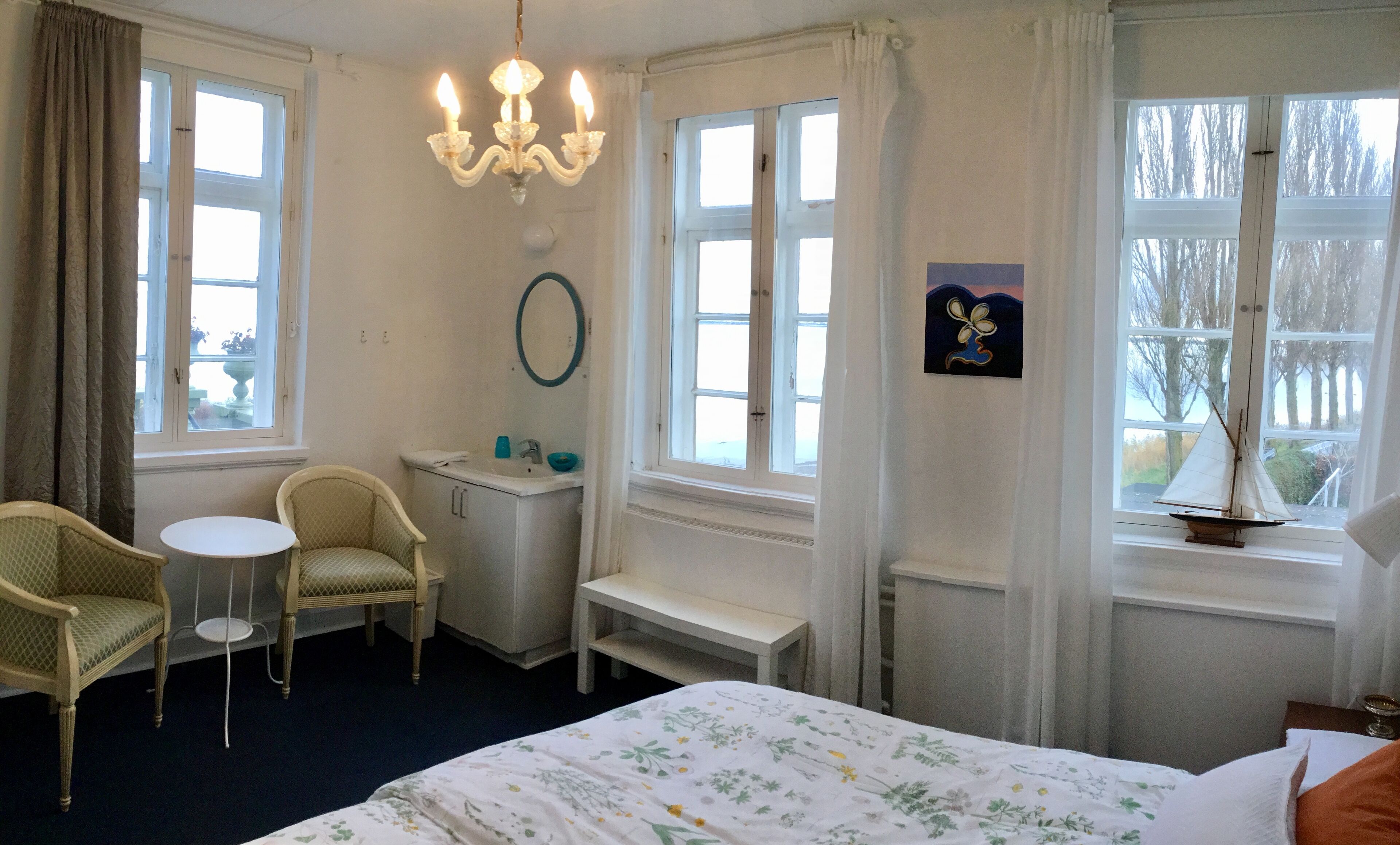 superior double room, shared bathroom | 1 bedroom, individually decorated, individually furnished, desk