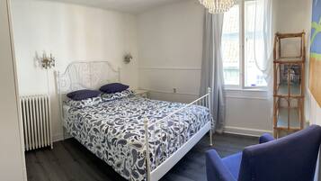 Exclusive Apartment | Individually decorated, individually furnished, desk, blackout curtains