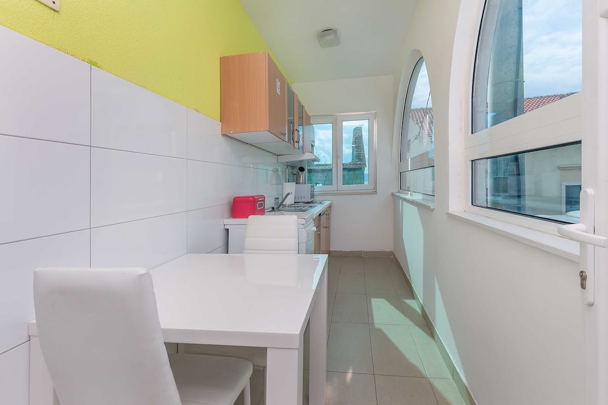 Studio (A1) | Eget kjøkken | Kjøleskap, mikrobølgeovn, kokeplater og oppvaskmaskin