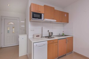 Refrigerador, microondas, placa de cocina, lavavajillas