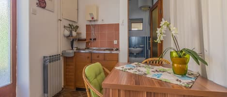 専用キッチン | 冷蔵庫、コンロ、コーヒー / ティーメーカー