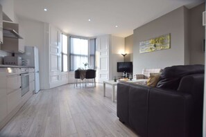 Habitación urbana con 2 camas individuales | Área de sala de estar