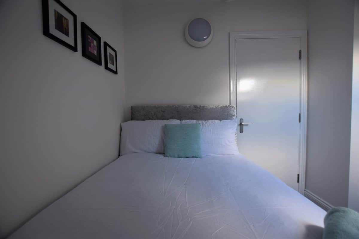 Design Apartment | Soundproofing, iron/ironing board, WiFi (free), bed sheets
