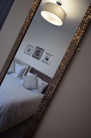 Quarto duplo urbano | Quartos à prova de som, ferros/tábuas de passar roupa, Wi-Fi de cortesia