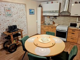 Refrigerador, microondas, placa de cocina, cafetera/tetera