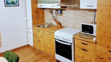 Apartment (A1) | Private kitchen | Fridge, microwave, stovetop, coffee/tea maker