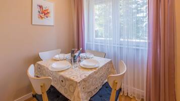 Private kitchen | Fridge, microwave, oven, stovetop