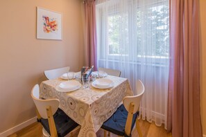 Private kitchen | Fridge, microwave, oven, stovetop - Apartment Edmond (Crikvenica)