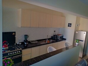 Refrigerador, microondas, horno y cafetera y tetera 