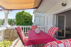 Terrace/patio - Apartment Robyn on the Beach (Vodice)