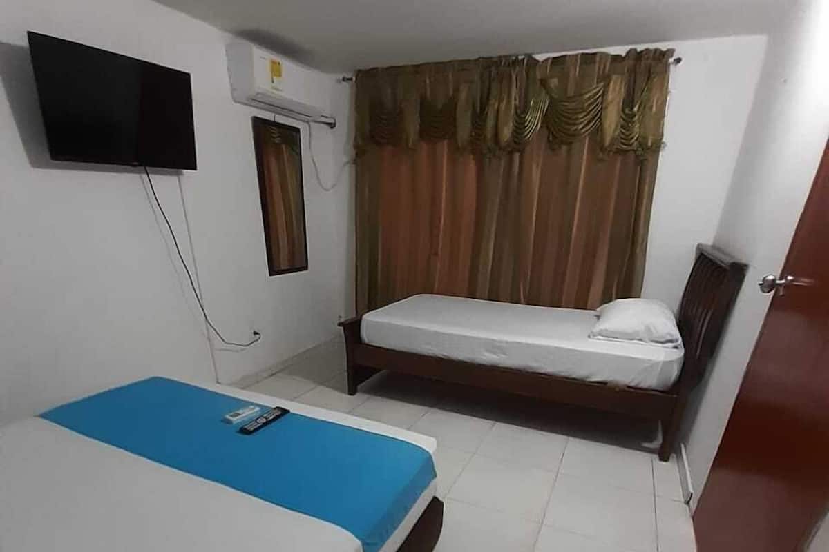 Habitación triple económica, baño compartido | Escritorio, tabla de planchar con plancha, wifi gratis y ropa de cama