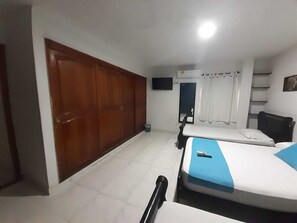Chambre Triple Standard, salle de bains privée