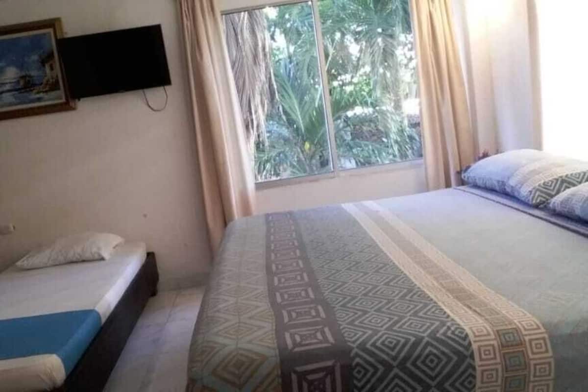 Habitación triple estándar, baño privado | Escritorio, tabla de planchar con plancha, wifi gratis y ropa de cama