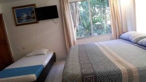 Desk, iron/ironing board, free WiFi, bed sheets - Hostal Edificio Malecon (Cartagena)