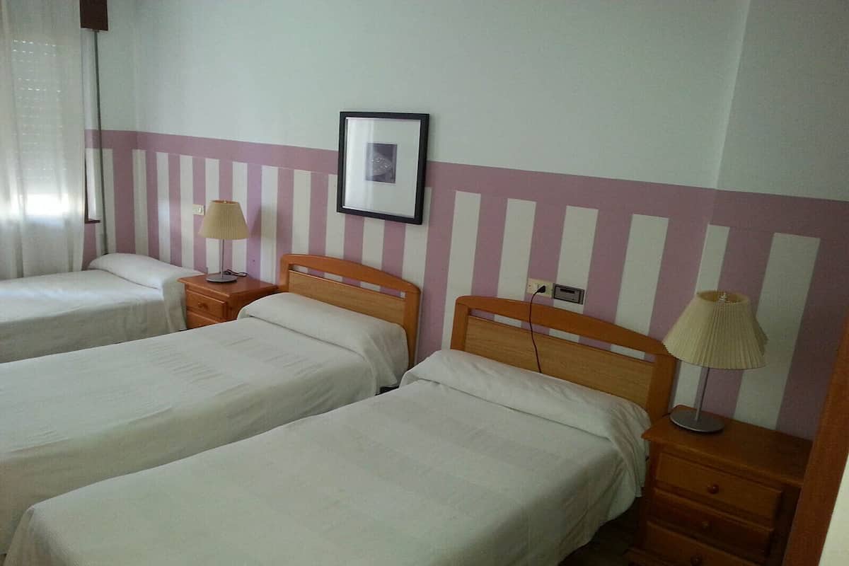 Dreibettzimmer | Babybetten, kostenloses WLAN, Bettwäsche