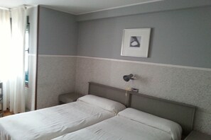 Double or Twin Room | Cribs/infant beds, free WiFi, bed sheets - Hotel Las Vegas (Colunga)