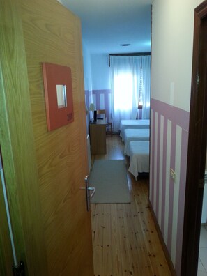 Family Room | Cribs/infant beds, free WiFi, bed sheets - Hotel Las Vegas (Colunga)