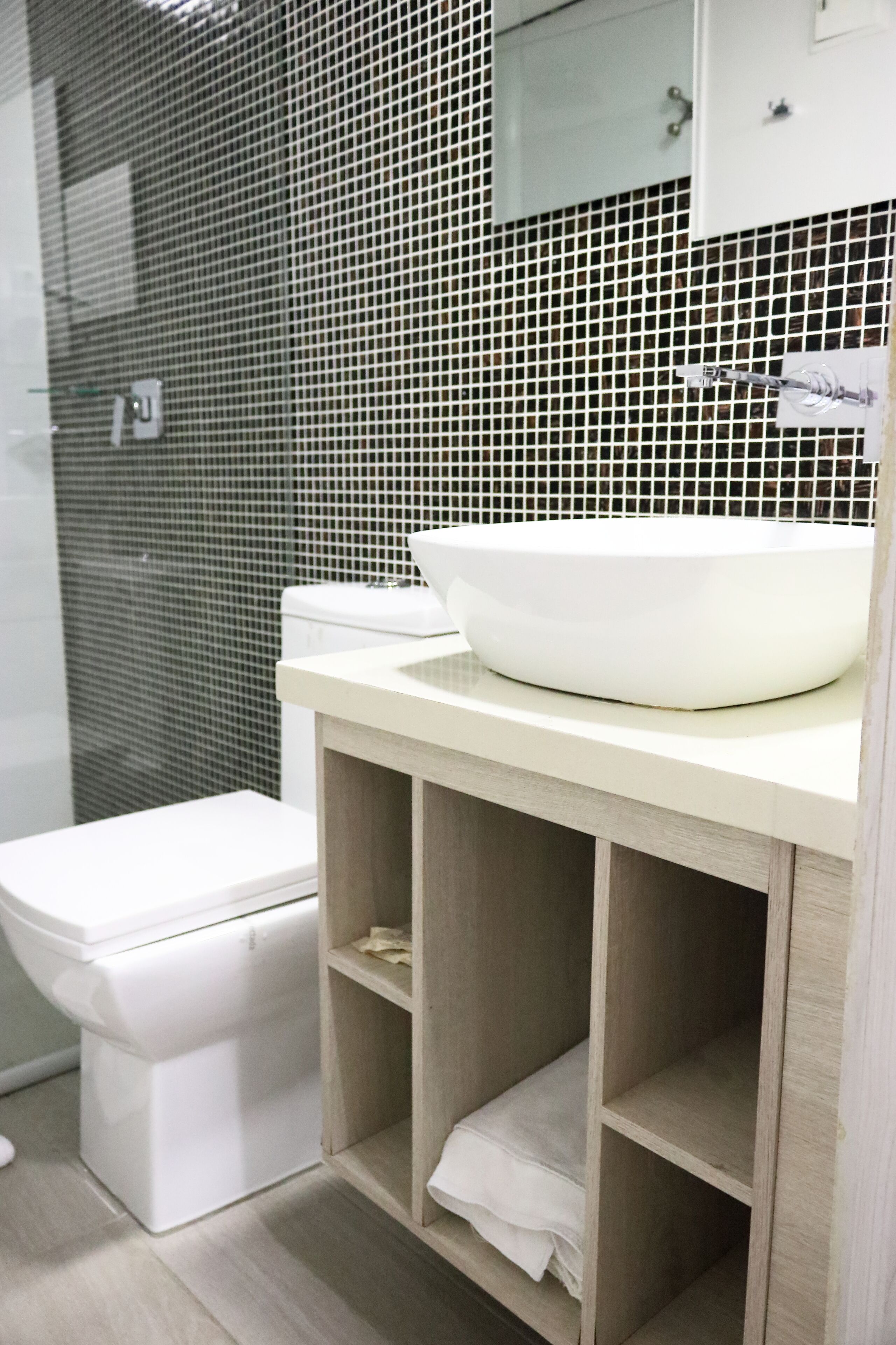 standard double room, 1 queen bed | bathroom | towels, soap, shampoo