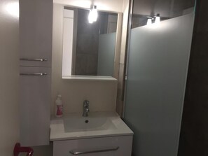 Shower, towels - Superb renovated apartment of 45 m2 on the seafront with large terrace (Canet-en-Roussillon)
