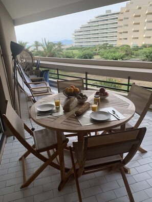 Outdoor dining - Superb renovated apartment of 45 m2 on the seafront with large terrace (Canet-en-Roussillon)