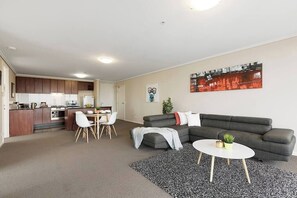 Un apartamento moderno con cocina, comedor y sala de estar.